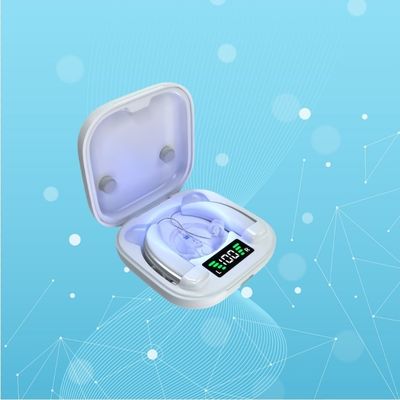 Désinfection aux ultraviolets des aides auditives numériques invisibles derrière l'oreille avec réduction du bruit